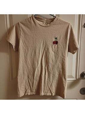 2/$10 Riot Society Tan Grunge Skull Cherries Tee Size Small